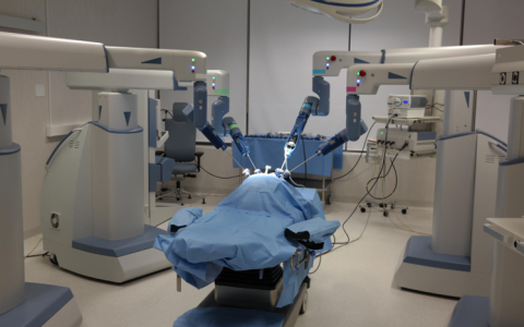 Klaipėdos universiteto ligoninėje pradėtos robotinės operacijos asistuojant dirbtiniam intelektui